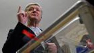 "خيانة عظمى" وأصول مجمدة.. بوروشنكو يواجه مصيره في أوكرانيا