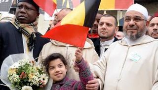 توجاني يمسك بيد طفلة 