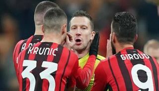 لاعبو ميلان مع الحكم 