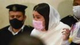 حنين حسام تنهار في المحكمة.. وشاهدة للقاضي: "لم تحرضني لدخول غرف مغلقة"