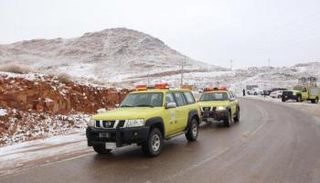 الثلوج تغطي المرتفعات الجبلية في السعودية