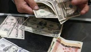 موظف بأحد مصارف ليبيا (أرشيفية)