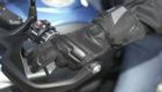 لقائدي الدراجات النارية.. قفاز بتدفئة كهربائية في الشتاء