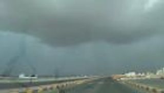 الطقس في سلطنة عمان.. سحب كثيفة وأمطار متفرقة