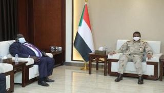 الفريق أول محمد حمدان دقلو خلال لقاء توت قلواك