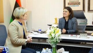 المنقوش خلال لقاء السفيرة البريطانية في ليبيا 