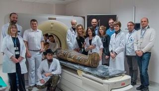 الفريق البحثي ومعاونوهم من العاملين على فحص المومياء الحامل