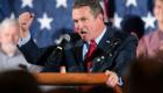 عضو بالكونجرس الأمريكي يطالب بايدن بإعادة الحوثي لقائمة الإرهاب