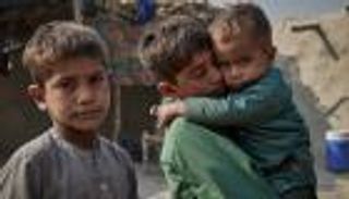 حملة "دفء شتائهم".. الإمارات تغيث العائلات الأفغانية النازحة