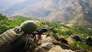 جندي تركي خلال مشاركته بالعملية