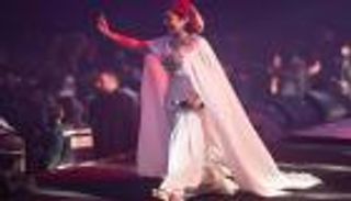 أصالة تكشف سبب خلع الحذاء في حفلاتها: "بغني من كل جسمي"