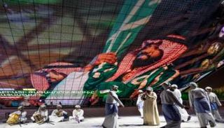 عرض فني في جناح المملكة العربية السعودية