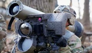 جندي يحمل صاروخ جافلن 