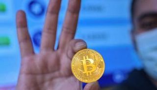 بيتكوين تتعرض لخسائر كبيرة منذ نوفمبر الماضي