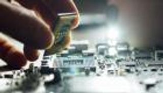 أكبر صانع أوروبي يبشر بموعد انتهاء "جائحة الرقائق" 