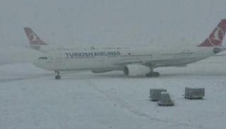 طائرة تابعة للخطوط الجوية التركية بمطار "صبيحة غوكتشن"
