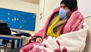 طالب يرتدي البطانية في لبنان 