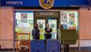 حيلة بشعة للسرقة.. ذهبا بجثة إلى مكتب البريد