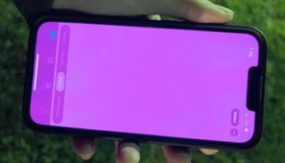 مشكلة الشاشة الوردية في آيفون 13