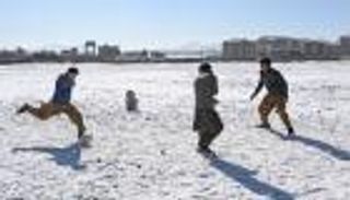 في كابول.. كرة القدم تتحدى لسع البرد ودوي التفجيرات