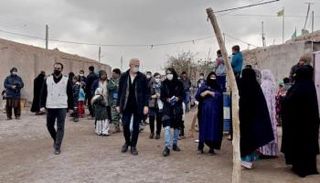 أفغان عائدون إلى بلادهم من إيران