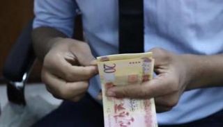 موظف بأحد مصارف ليبيا. (أرشيفية)