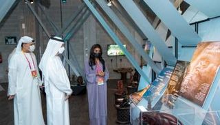 وزير الدولة الإماراتي للشؤون المالية يزور جناح الكاميرون