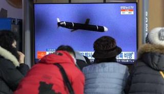 كوريون جنوبيون يشاهدون تجربة للجارة الشمالية