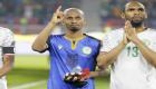 جزر القمر ليست الأولى.. قصة لاعب شارك كحارس وحصد جائزة الأفضل