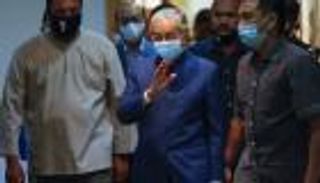 تحسن صحة مهاتير محمد.. يمزح مع الأسرة