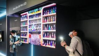 تي سي إل تقدم أنحف تلفاز