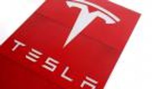 "تسلا" تنطلق خارج ماراثون السيارات الكهربائية.. مغامرة جديدة