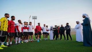 الشيخ راشد بن حميد النعيمي مع عناصر منتخب الإمارات