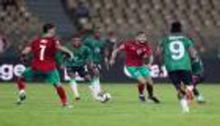 أزال السحر بيده.. حكم مباراة المغرب ومالاوي يصنع الحدث في أمم أفريقيا (فيديو)