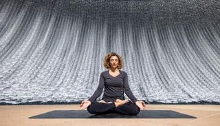 فتاة تمارس اليوجا