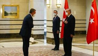 أردوغان والسفير الأمريكي خلال المراسم 