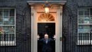 رسائل مسربة: جونسون أعطى "أولوية" لإجلاء الحيوانات من أفغانستان