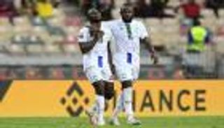 كأس أمم أفريقيا.. هدية رئاسية "فاخرة" تفاجئ لاعب سيراليون (فيديو)