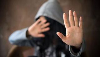 فتاة ترفض التحرش - صورة تعبيرية