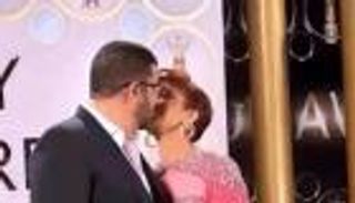 قبلة ساخنة من أصالة لزوجها تثير الجدل في السعودية.. هنا حفل Joy Awards في موسم الرياض (فيديو)