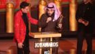 رامز جلال يفوز بجائزة البرنامج الأكثر مشاهدة في حفل Joy awards.. وتركي آل الشيخ: "إنت لابس ترتر؟"