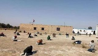 الطلاب يؤدون الامتحانات في العراء