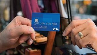 عملية شراء عبر بطاقة ائتمان فيزا