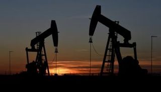 النفط يهبط من ذروة 7 سنوات