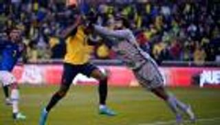 تصفيات كأس العالم.. الحكم يتراجع مرتين عن طرد حارس ليفربول (فيديو)