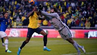 أليسون حارس البرازيل خلال مباراة الإكوادور