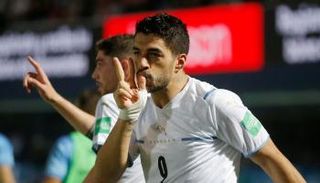 لويس سواريز يحتفل بهدف في مرمى باراجواي