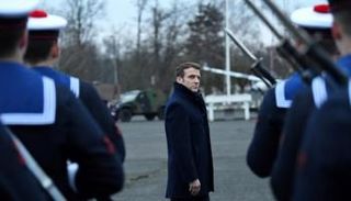 ماكرون خلال استعراض لقوات عسكرية فرنسية