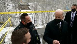 جو بايدن يتفقد جسرا منهارا في مدينة بيتسبرغ (الفرنسية)