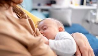 لبن الأم يحمل خلايا حية تعطي مؤشرات تتعلق بصحتها